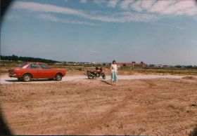 10-8-1987 met onze vervoermiddelen op de bouwplaats.jpg